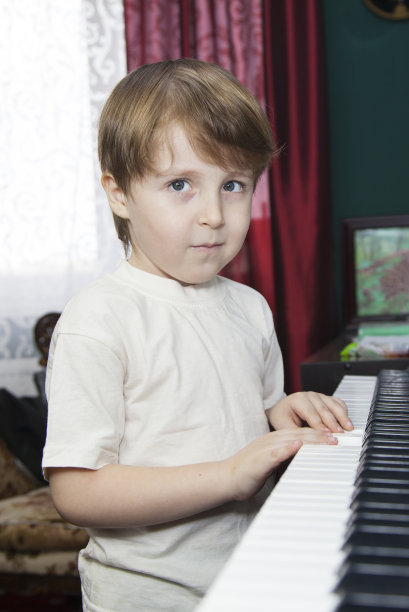 小男孩学玩合成器，家庭音乐训练图片下载
