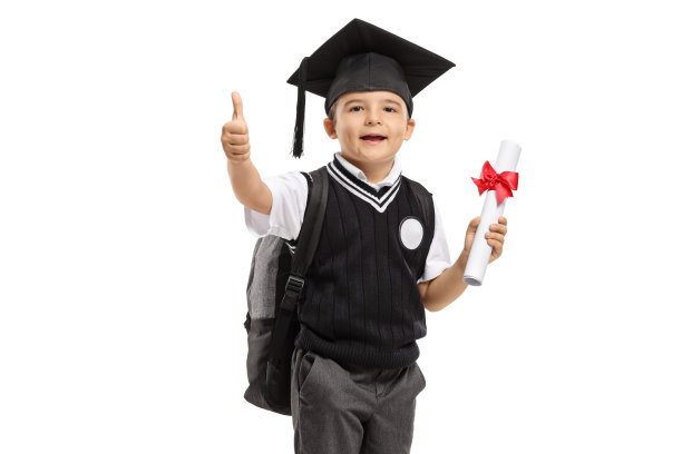 男生穿着校服，戴着毕业帽，拿着毕业证书，竖起大拇指图片下载