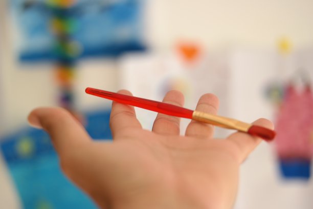 手心里的画笔图片下载