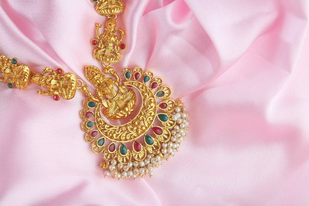 印度传统金项链与拉克希米吊坠图片下载
