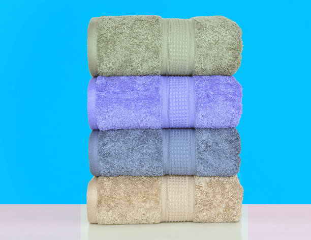 堆叠柔软的棉质浴巾图片下载