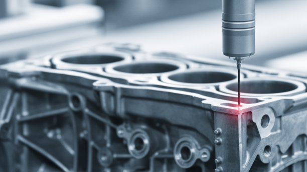 修理汽缸马达块，工人检查尺寸图片下载