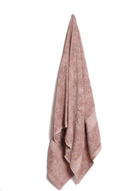 悬挂的柔软棉质浴巾图片下载