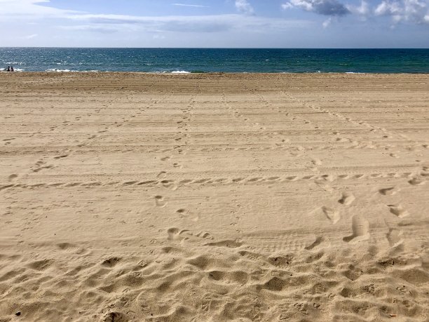 图片的海滩脚印在金色的沙子做网格广场导致蓝绿色的海，英国海岸线在伯恩茅斯海滩与蓝色的夏季天空和海边壁纸背景照片的沙子，海和天空图片下载