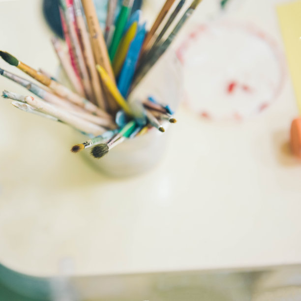 艺术家工作室里的艺术设备。画笔在塑料玻璃里。有选择性的重点。图片下载