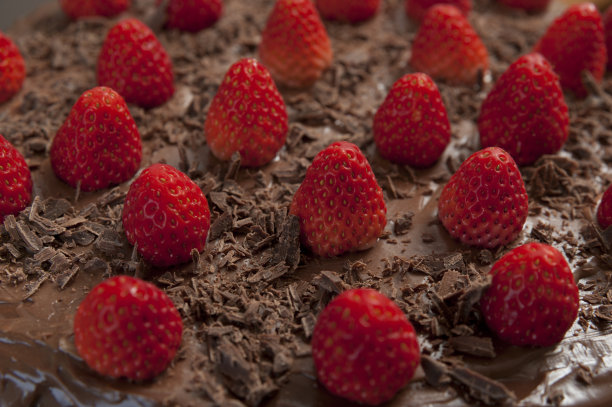 美味的草莓和粒状巧克力。图片下载