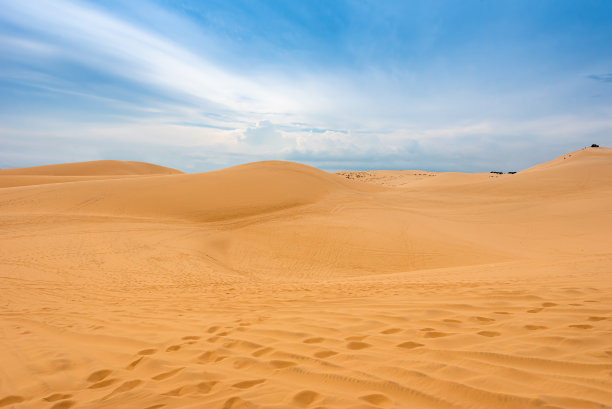 越南梅奈的夏季沙丘(白色沙丘)与蓝天背景。图片下载