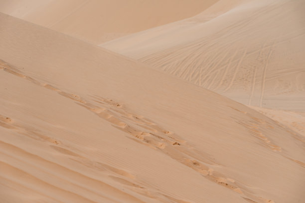 越南梅奈的夏季沙丘(白色沙丘)与蓝天背景。图片下载
