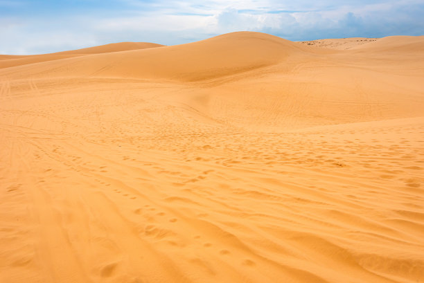 越南梅奈的夏季沙丘(白色沙丘)与蓝天背景。图片下载