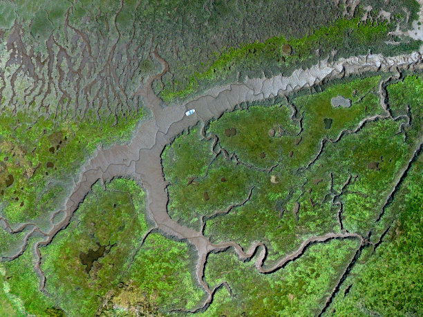 低潮时的自然形态类似于矿脉和小船。图片下载