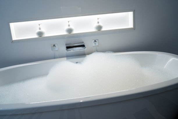 在浴缸里洗澡，在浴室里玩肥皂泡。图片下载