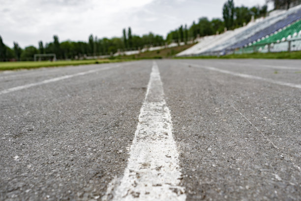 摘要以体育场为背景的沥青跑道图片下载