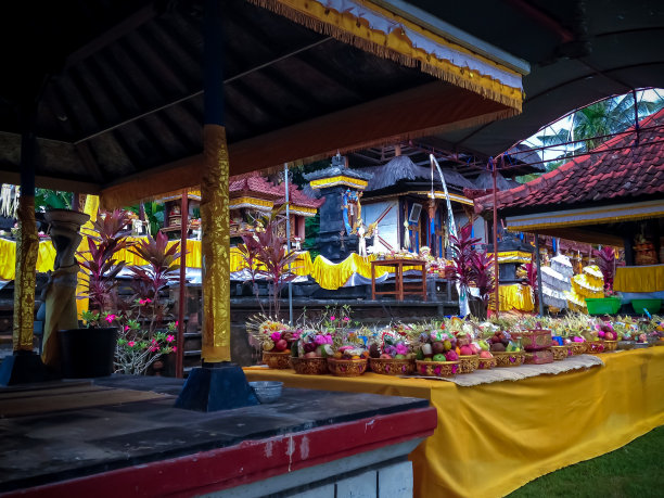 巴厘岛祭品祭坛和家庭印度教寺庙仪式队伍中的神殿图片下载