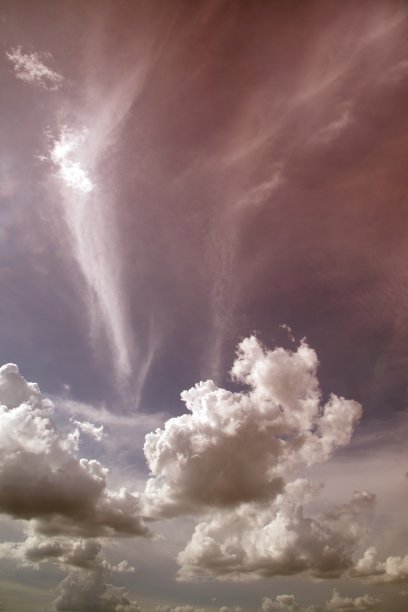 戏剧性和美丽的天空和云彩抽象的背景艺术图片的橙色云彩纹理。图片下载