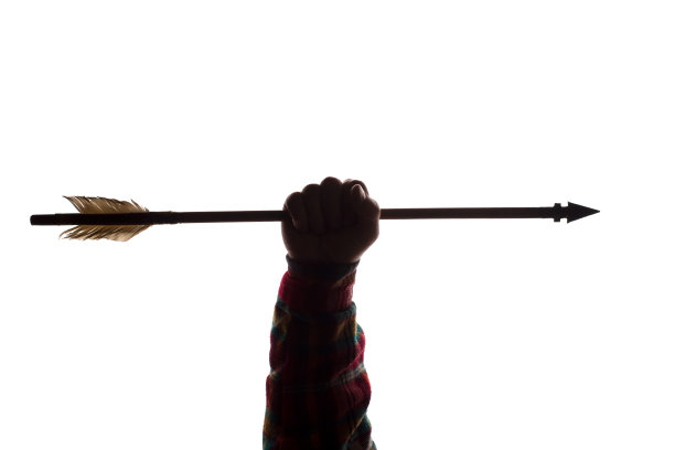 老人的手与印第安人箭头-黑色孤立的剪影图片下载