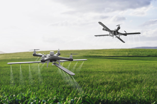 无人机喷洒田野图片下载