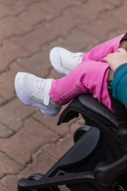 小女孩坐在街上的婴儿车里图片下载