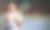 女子网球运动员在网球比赛中拿着球拍微笑图片下载