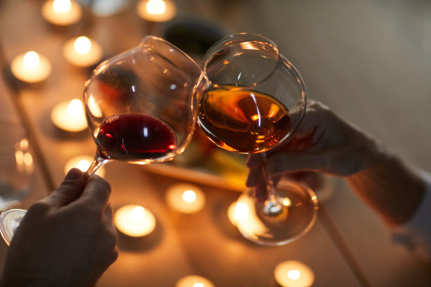 夫妇喝葡萄酒特写图片下载