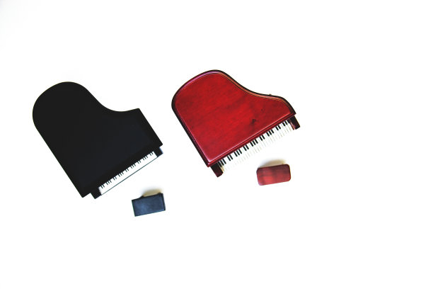 微型古典钢琴黑色和棕色键盘乐器孤立在白色背景。有选择性的重点图片下载