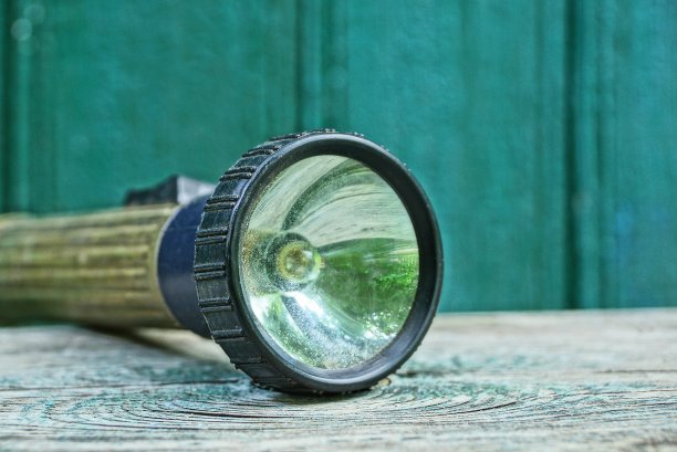 灰色的桌子上放着一盏古老的长灯笼图片下载