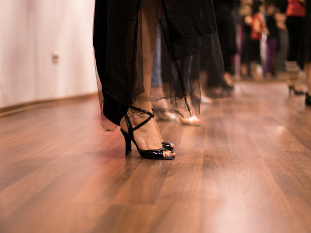 舞者在演播室里图片下载