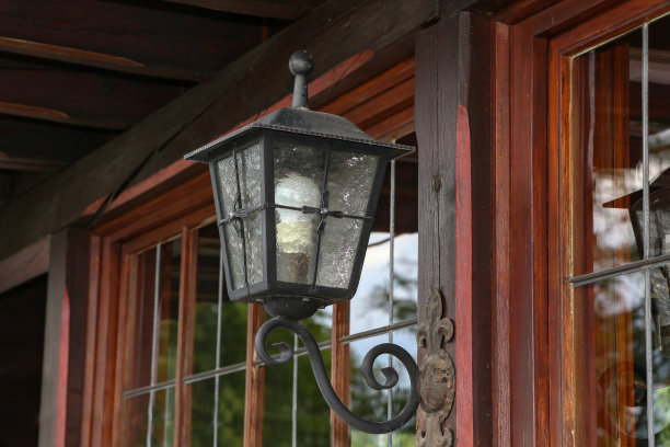 漂亮的灯挂在木屋的墙上图片下载