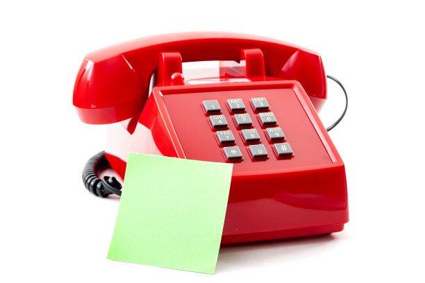 复古办公室，复古按钮电话和模拟电信技术概念主题与近距离老电话与空白纸便利贴隔离在白色背景与copyspace图片下载
