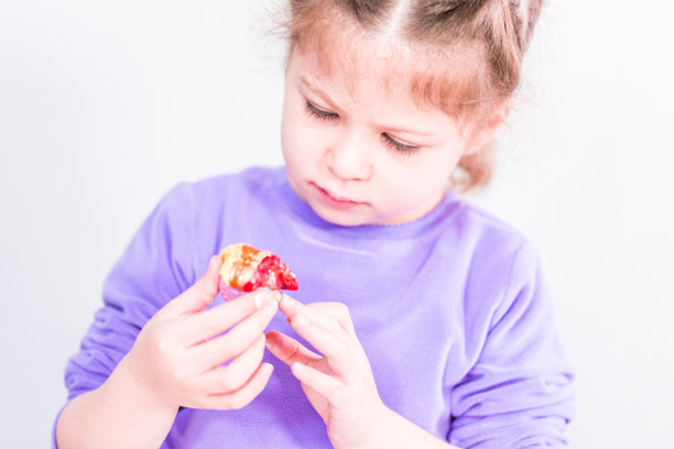 小女孩在帆布上用洋基颜料作画。图片下载