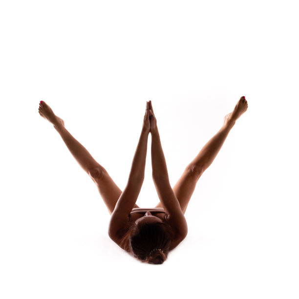 瑜伽字母表。由瑜伽身体构成的字母W图片下载