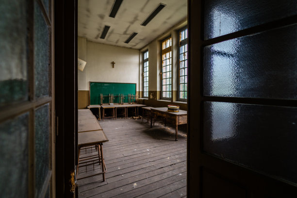 旧房子里的旧家具图片下载