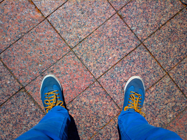 脚在瓷砖上。图片下载