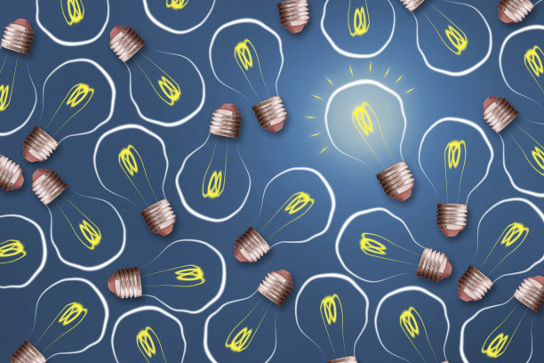 概念的想法。蓝色背景上的灯泡。对商业的概念有聪明的想法，经常问的问题，创造性的灵感。业务。创造。图片下载