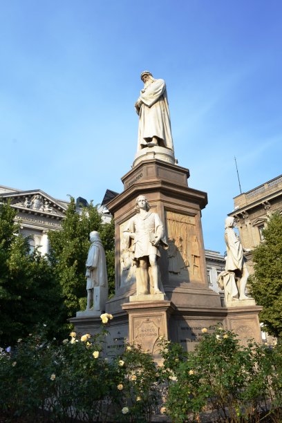 位于米兰斯卡拉广场的达芬奇纪念碑。图片下载