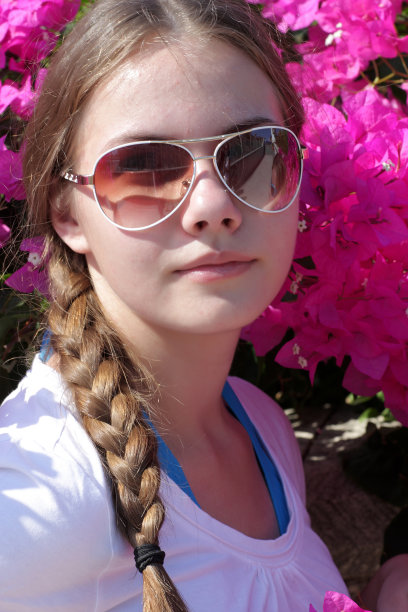 青少年在花园图片下载