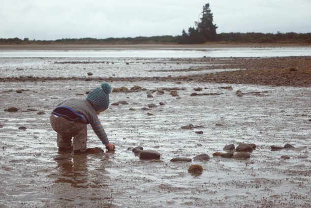冬天河口海滩的幼童图片下载