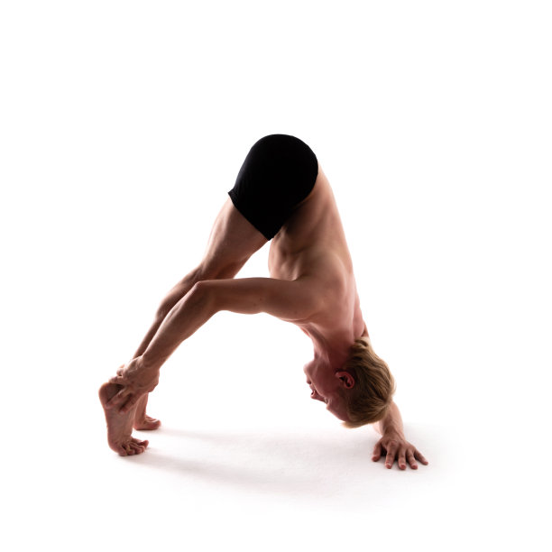 瑜伽字母表。由瑜伽身体形成的字母A图片下载