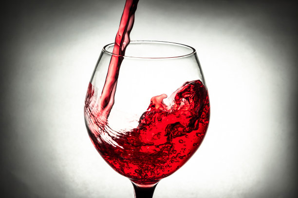 红酒在玻璃杯中溅起图片下载