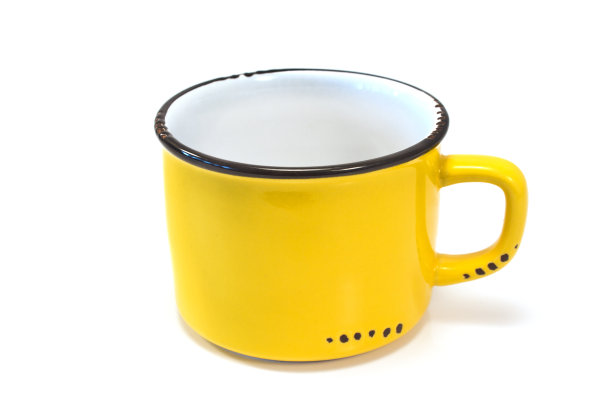搪瓷黄色杯子孤立在白色图片下载