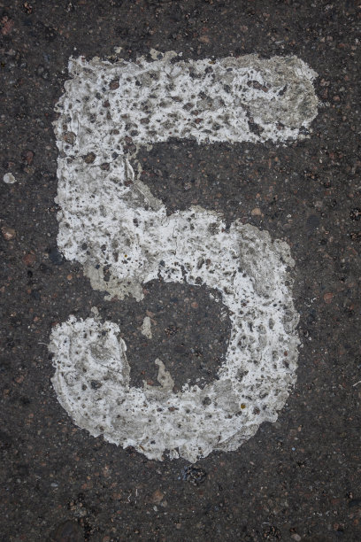 柏油路上的人物画图片下载