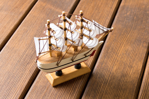 木制背景上的旧帆船模型。旅游的概念图片下载
