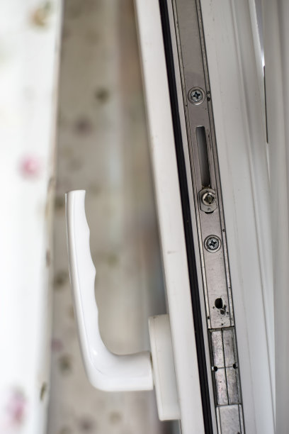 打开(PVC)窗户，在一个美丽的薄纱背景。图片下载