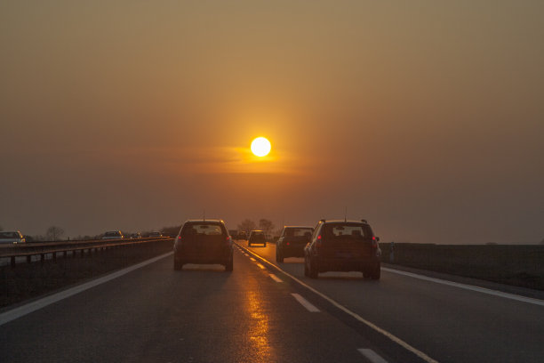 欧洲高速公路上的车流和浪漫的日落在前面图片下载