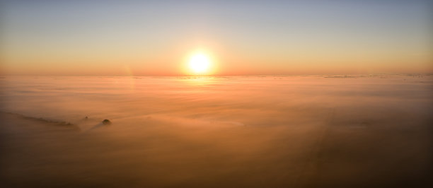 雾蒙蒙的夏日早晨图片下载