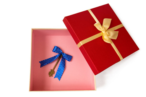 打开带有金色丝带蝴蝶结的礼盒和带有蓝色蝴蝶结的复古钥匙图片下载