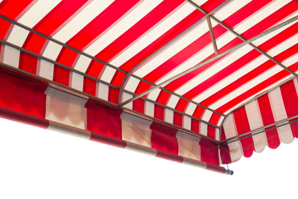 红色和白色条纹遮阳篷孤立在白色背景，遮阳帆布与钢结构背景图片下载
