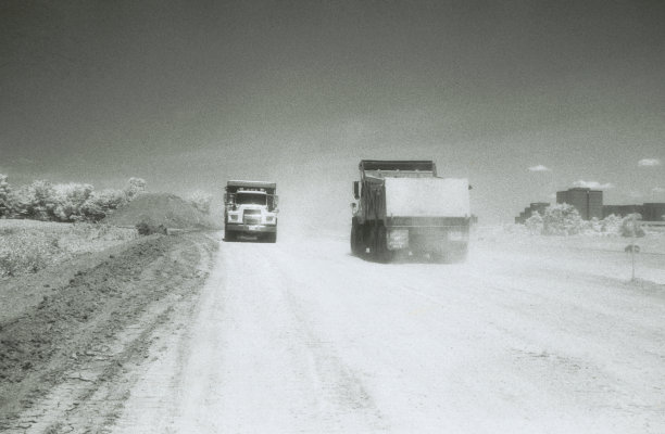 翻斗卡车在公路上行驶图片下载
