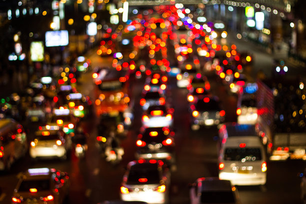模糊照片-虚景，糟糕的交通堵塞在道路上的街道和高速公路在晚上图片下载