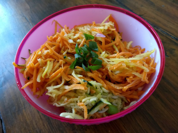 用一盘生菜肴和沙拉图片下载