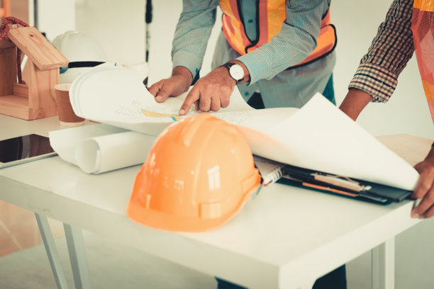 工程师和建筑师的特写肖像正在加入头脑风暴一起为他们的项目，团结和团队合作的概念图片下载